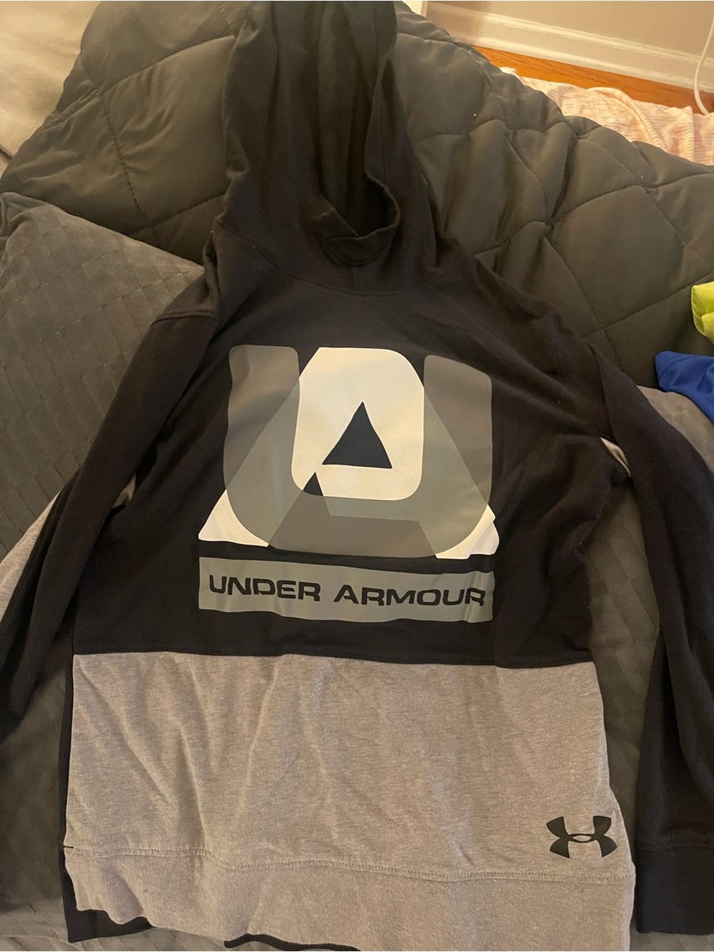Boys Underarmour long sleeve hooded tee